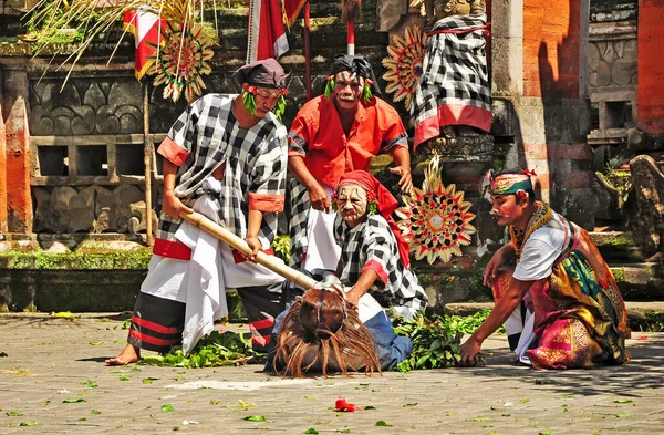 Bali Indonésia Fevereiro 2015 Barong Kris Dançam Palco Mostrando Dançarinos — Fotografia de Stock