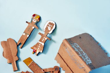 Kullanılmış karton kutudan yapılan el sanatları renkli arkaplanda izole edilmiş çocuklar.