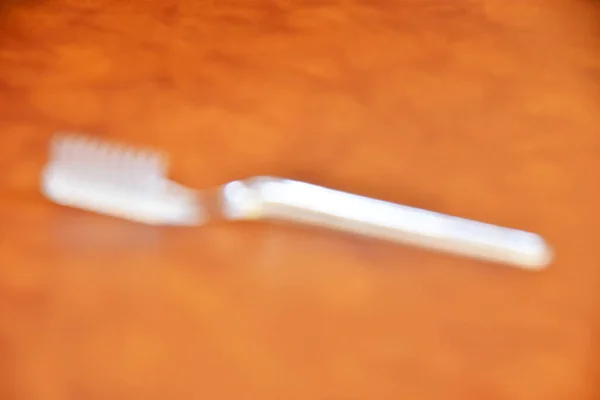 Escova Dentes Branca Desfocada Fundo Marrom Desfocado — Fotografia de Stock