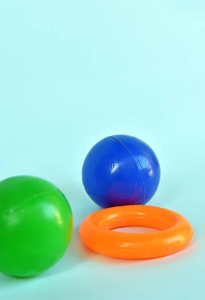 Crianças Brinquedo Bola Plástico Anel Isolado Fundo Cor — Fotografia de Stock