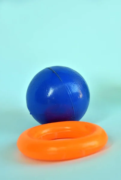 子供のおもちゃ プラスチックボールとリングの色の背景に隔離された — ストック写真