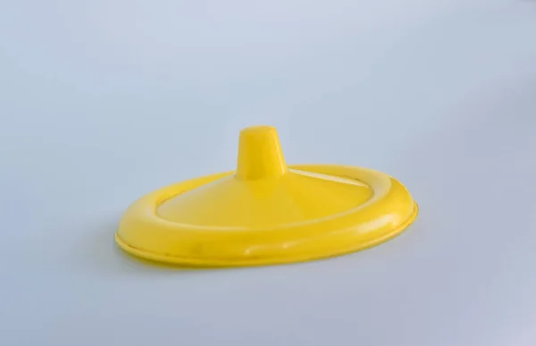 黄色のプラスチックカップとガラスカバー 色の背景に隔離された — ストック写真