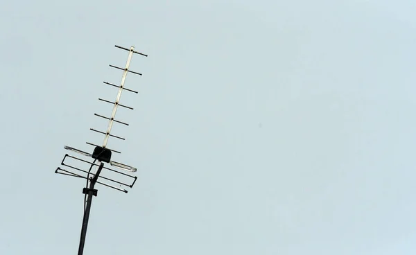 Antenna Televisiva Con Sfondo Cielo Nuvoloso Durante Pioggia — Foto Stock