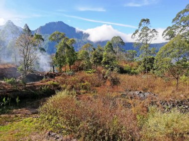 Batur Dağı 'nın manzarası ve Endonezya' nın Bangli naipliği ile çevrili mavi gökyüzü.