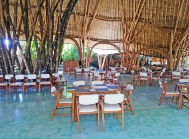 Bali, Endonezya - 22 Eylül 2025: Bambu malzemeli boş restoran, gündüz vakti