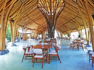 Bali, Endonezya - 22 Eylül 2025: Bambu malzemeli boş restoran, gündüz vakti