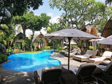 Otelin ortasında yüzme havuzu.