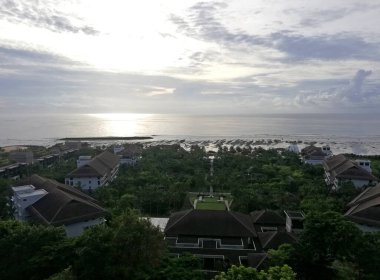 Bali-Endonezya 'daki büyük tatil beldesinin geniş görünümü