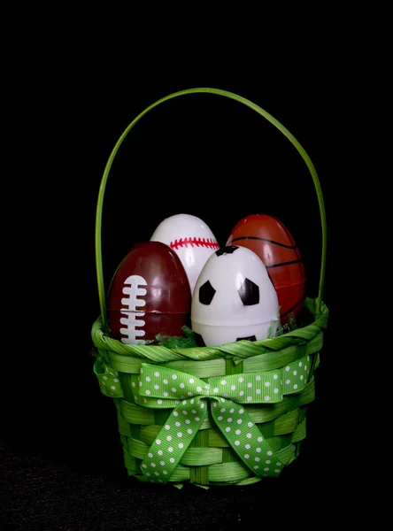 Zielony koszyk z kilku jaj sportowe — Zdjęcie stockowe