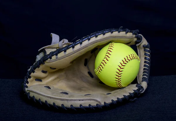 Fastpitch-Softball handschoen met gele bal — Stockfoto