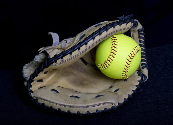 Luva de softball Fastpitch com bola amarela — Fotografia de Stock