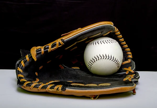 Slowpitch Softbal Mitt met witte Softbal In singels — Stockfoto