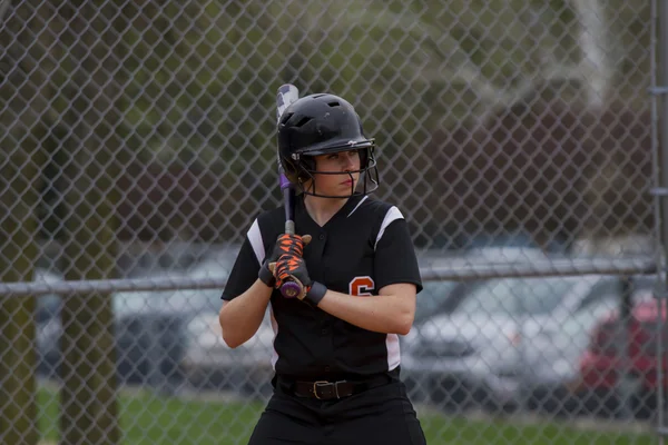 Um jogador de softball Fastpitch na caixa de rebatedores — Fotografia de Stock