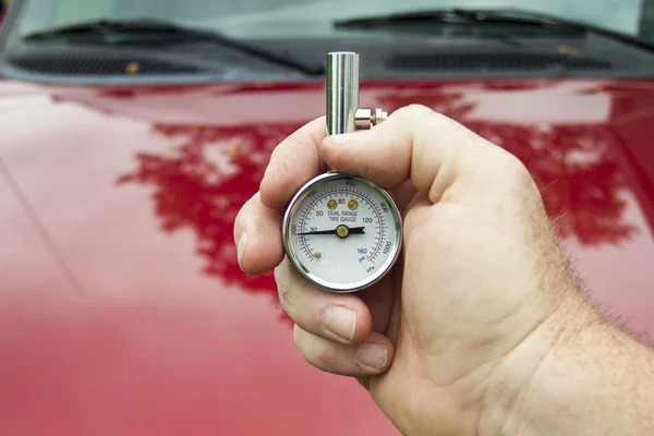 A Mechanic Measuring PSI Levels In A Tire — Stock Photo, Image