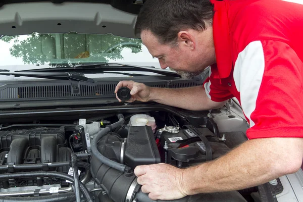 Ein Mechaniker überprüft einen Hauptzylinder — Stockfoto