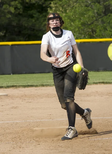 Fastpitch Softball džbán v zápase — Stock fotografie