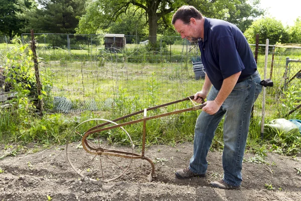 Faire une rangée de graines dans un jardin — Photo