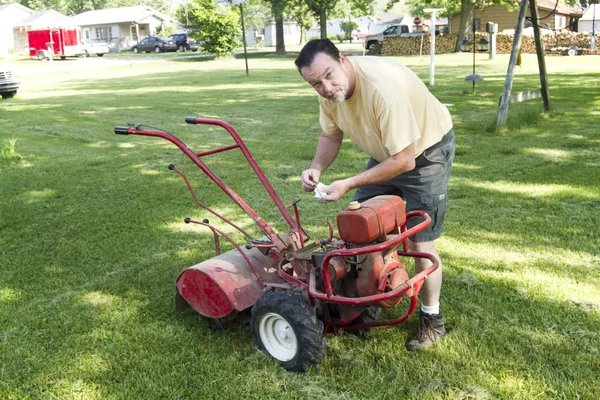 Vérification de l'huile dans un vieux jardinier — Photo