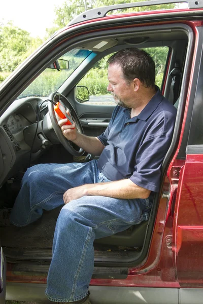 Auto Mechanic Reading A Fault Code Scanner — Stock Photo, Image