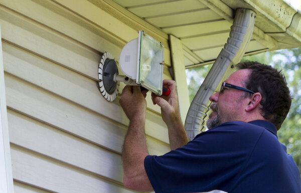 Электрик, работающий на наружном свете

