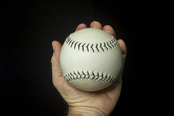 Jogo usado softball branco na mão — Fotografia de Stock