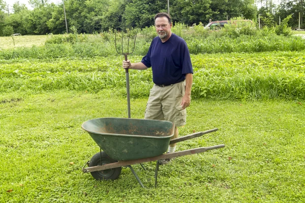 Un agriculteur biologique se prépare à mélanger du compost — Photo