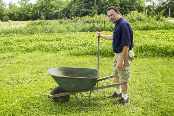 Agricultor orgânico se preparando para misturar composto — Fotografia de Stock