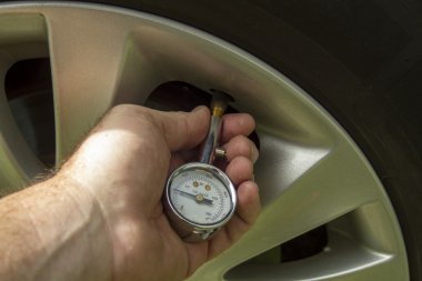 Lastik hava basıncı düzeyleri kontrol mekanik