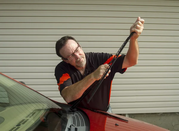 Výměna stěračů na auto mechanik — Stock fotografie