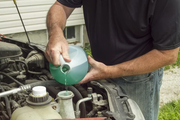 Colocar o líquido do limpa pára-brisas num carro — Fotografia de Stock