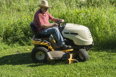 Büyük çiftçi kesme çim hasır şapkalı