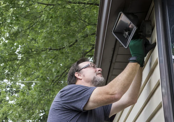 Elektriker baut Außenbeleuchtung ab — Stockfoto