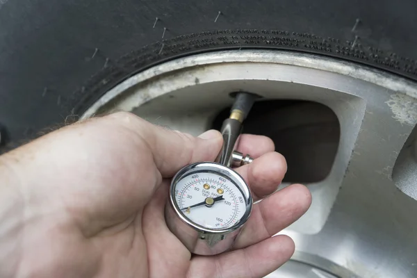 Comprobación de la Prresión del Aire en Vehículos — Foto de Stock