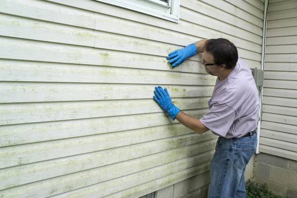 Contractor Cleaning Vinyl Siding — Stock Photo, Image