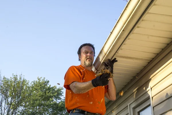 Reiniging van dakgoten op een warme dag — Stockfoto