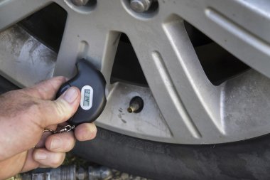 Dijital Lastik basınç göstergesi kullanarak makinist