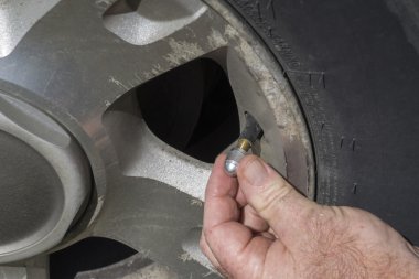 Yeni bir alüminyum hava Vana kök kapakta koyarak makinist