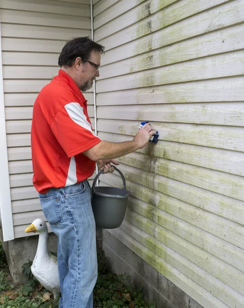 Contractor Cleaning Algae And Mold From Vinyl Siding — Stock Photo, Image