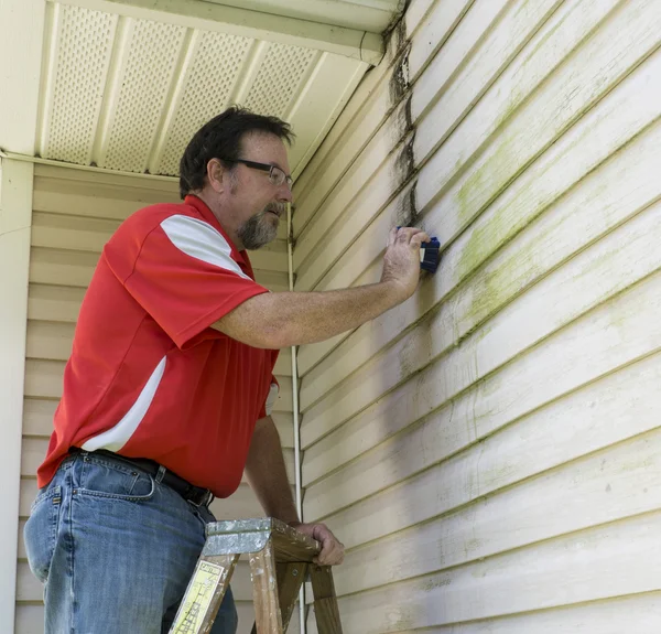 Worker On Ladder Cleaning Algae And Mold From Vinyl Siding — Stock Photo, Image