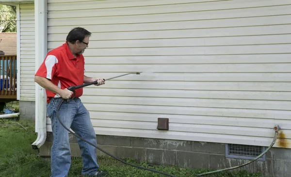 Contractor Using A Pressure Washer To Clean Vinyl Siding — Stock Photo, Image