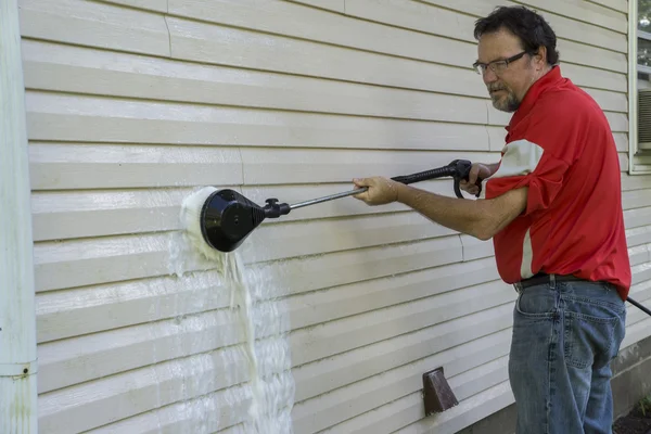 Contratante usando uma escova de alta pressão para remover algas e mofo — Fotografia de Stock