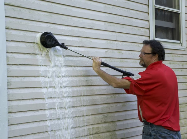 Using A High Pressure Brush To Clean Algae And Mold Off Vinyl Si — Stock Photo, Image