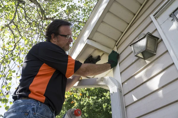Contractor Popping Vinyl Siding Back In Place — Stock Photo, Image