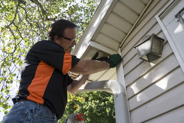 Contractor Fixing Vinyl Siding For Customer — Stock Photo, Image