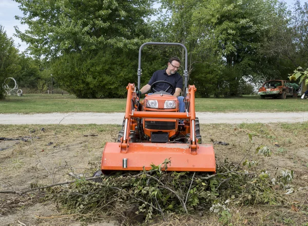 Csavargóélet egy fa végtag halom le egy Front End Loader — Stock Fotó