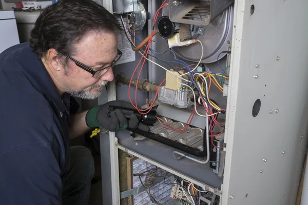 Technician Looking Over A Gas Furnace — Stock Photo, Image