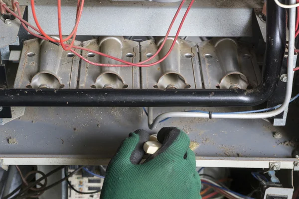 Techniker reinigt einen Erdgasofen — Stockfoto