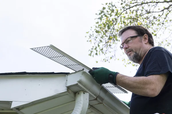 Handyman Installazione Gutter Guardie — Foto Stock