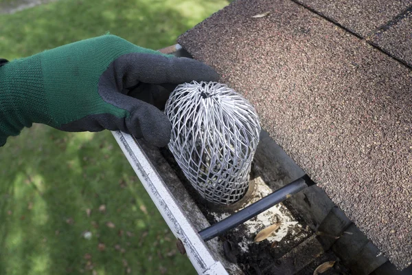 Contractor Adjusting A Down Spout Filter — Stock Photo, Image