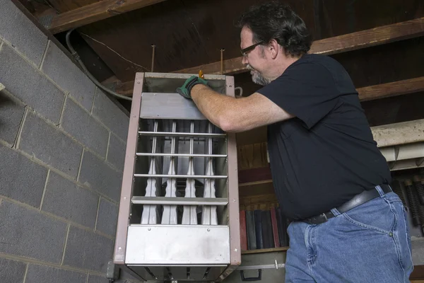 Repairman Cleaning Upper Duct — Stock Photo, Image